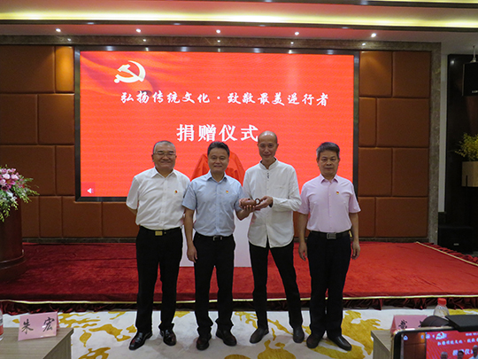 1594287790478840.jpg 龚学泉、花红林、谢华向南方医院援鄂医疗队队长朱宏捐赠谢华大师的作品.jpg