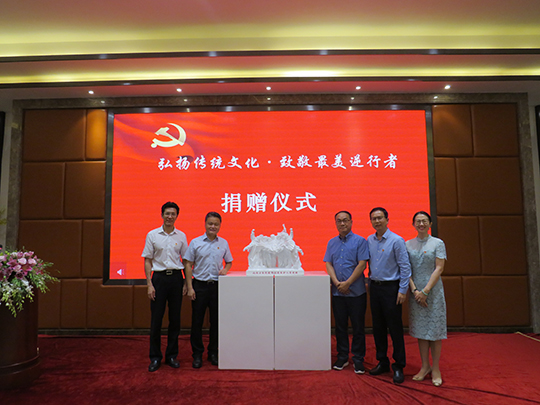 1594287808154844.jpg 戴智、汤涓、何建君向南方医院领导朱宏、李文源捐赠何建君大师的作品.jpg