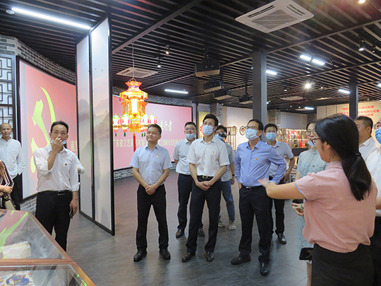 1594287828934425.jpg 参观广东工艺美术抗疫专题作品展.jpg