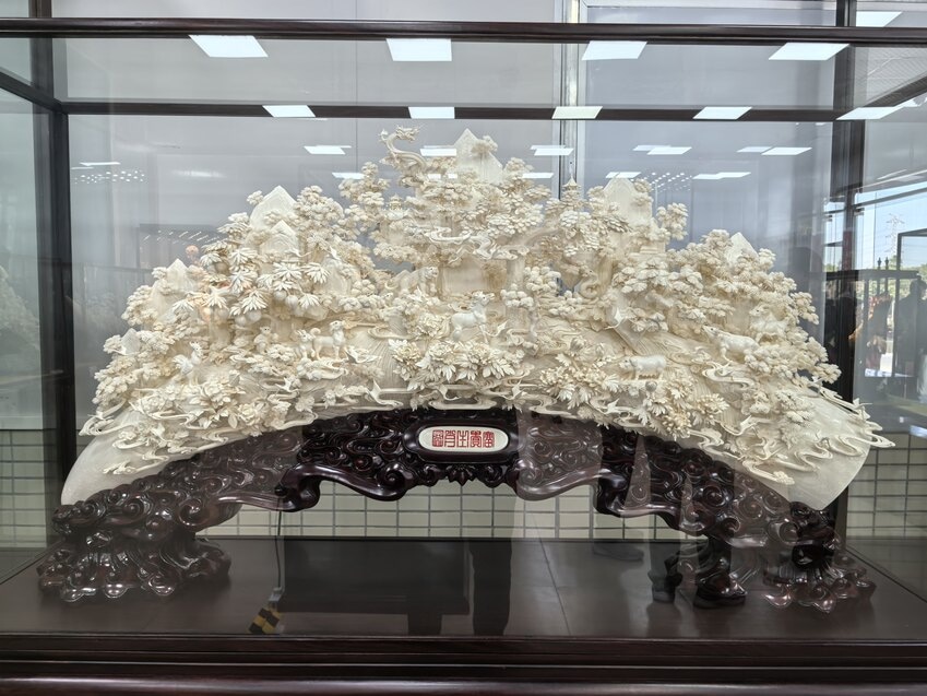 作品《富贵生肖图》 牛骨  张民辉 (1).jpg