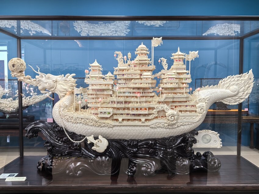 作品《花舫》猛犸象牙 张民辉 (1).jpg